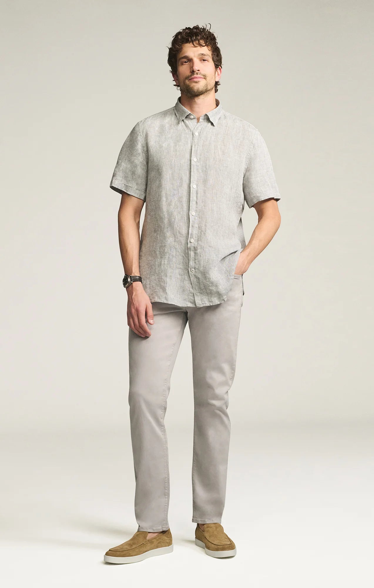 Designed for the man seeking a polished everyday pant, this elegant twill features a cotton, Tencel, and elastane fabrication for an ultra-smooth feel. Cut in a comfortable mid rise with a straight leg and finished in a versatile grey hue.