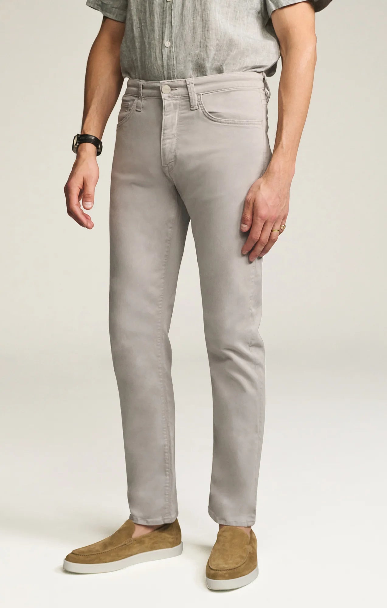Designed for the man seeking a polished everyday pant, this elegant twill features a cotton, Tencel, and elastane fabrication for an ultra-smooth feel. Cut in a comfortable mid rise with a straight leg and finished in a versatile grey hue.