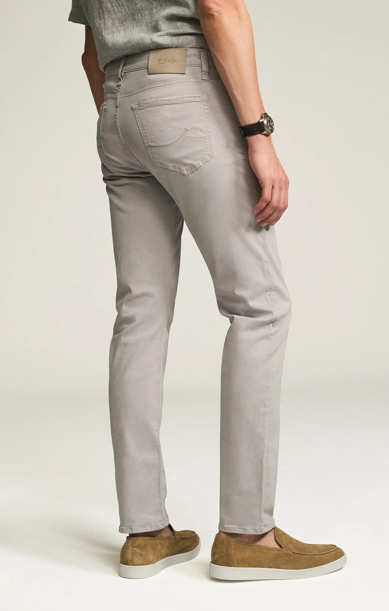 Designed for the man seeking a polished everyday pant, this elegant twill features a cotton, Tencel, and elastane fabrication for an ultra-smooth feel. Cut in a comfortable mid rise with a straight leg and finished in a versatile grey hue.