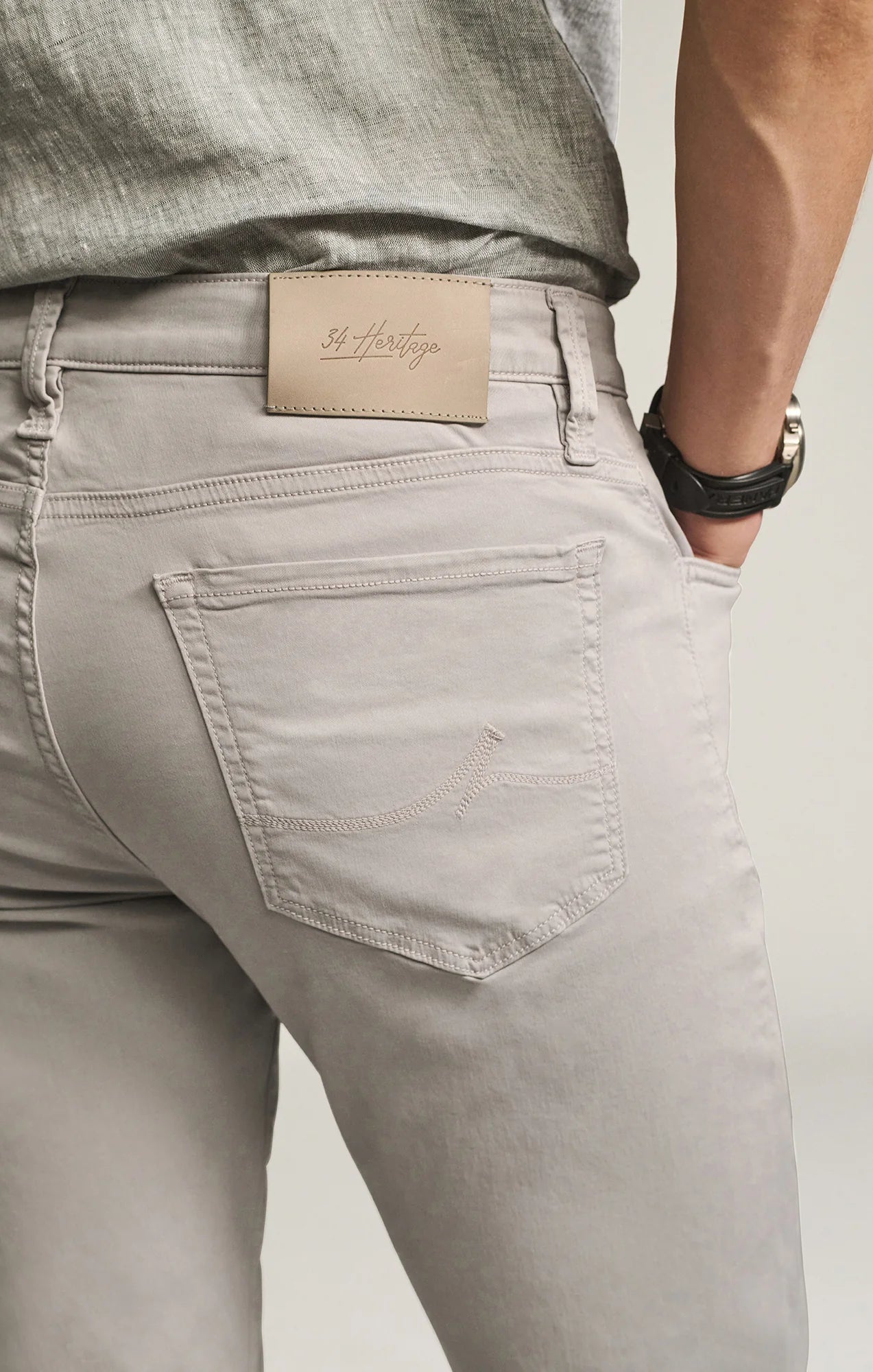 Designed for the man seeking a polished everyday pant, this elegant twill features a cotton, Tencel, and elastane fabrication for an ultra-smooth feel. Cut in a comfortable mid rise with a straight leg and finished in a versatile grey hue.