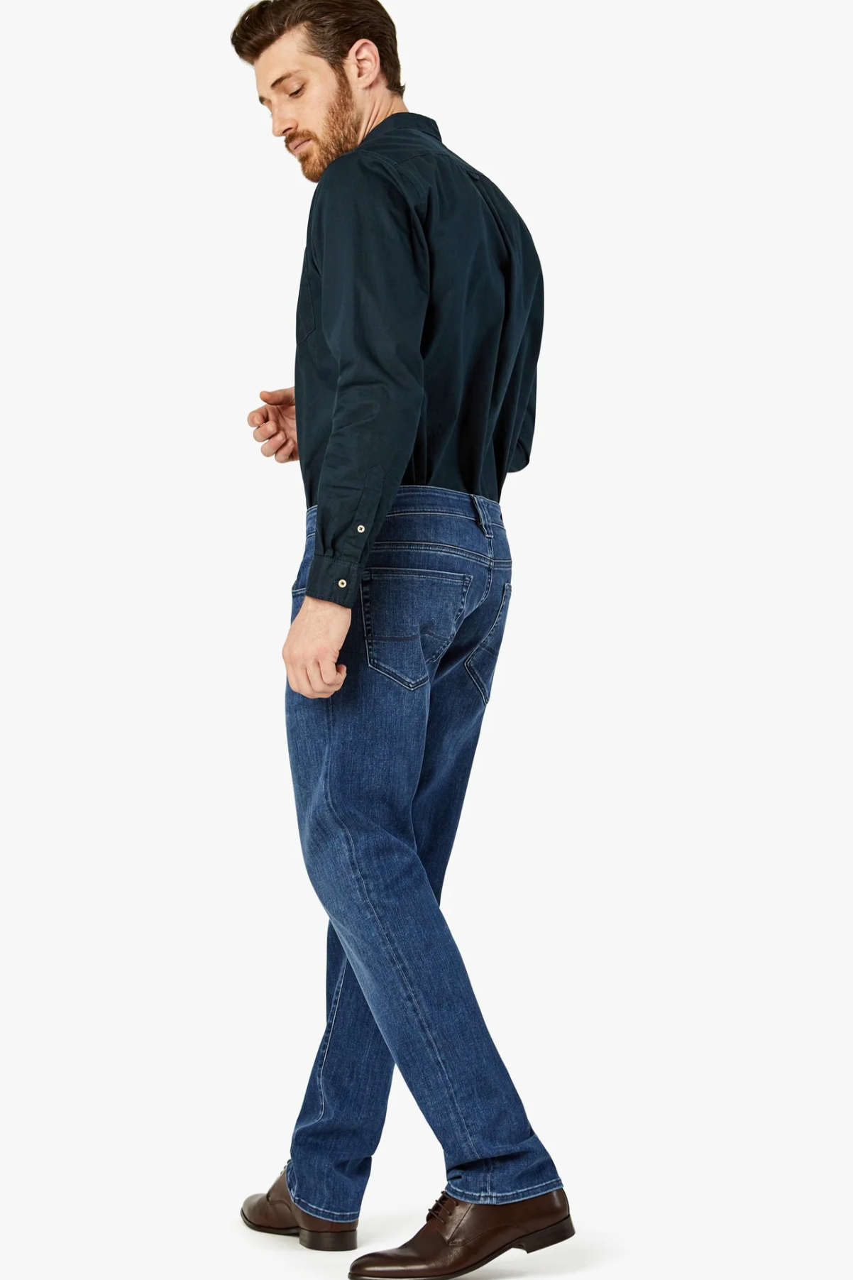 A contemporary fabrication complements the classic styling of this higher-rise, straight leg jean. They are cut from premium stretch denim that has a distinguished, modern appearance in a versatile wash to easily transition from casual to semiformal. Designed with comfort and effortless wear in mind, these have a relaxed fit through the leg that’s tailored to eliminate excess fabric at the hip and thigh.