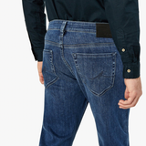 A contemporary fabrication complements the classic styling of this higher-rise, straight leg jean. They are cut from premium stretch denim that has a distinguished, modern appearance in a versatile wash to easily transition from casual to semiformal. Designed with comfort and effortless wear in mind, these have a relaxed fit through the leg that’s tailored to eliminate excess fabric at the hip and thigh.