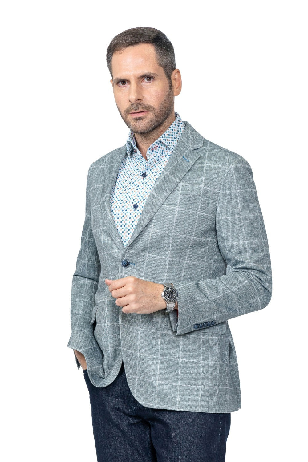 Experience the perfect blend of style and comfort with the 7 Downie St. PORTLAND Sport Jacket. This jacket is designed to keep you looking sharp while providing ultimate comfort for all your activities. Elevate your wardrobe with this must-have statement piece.