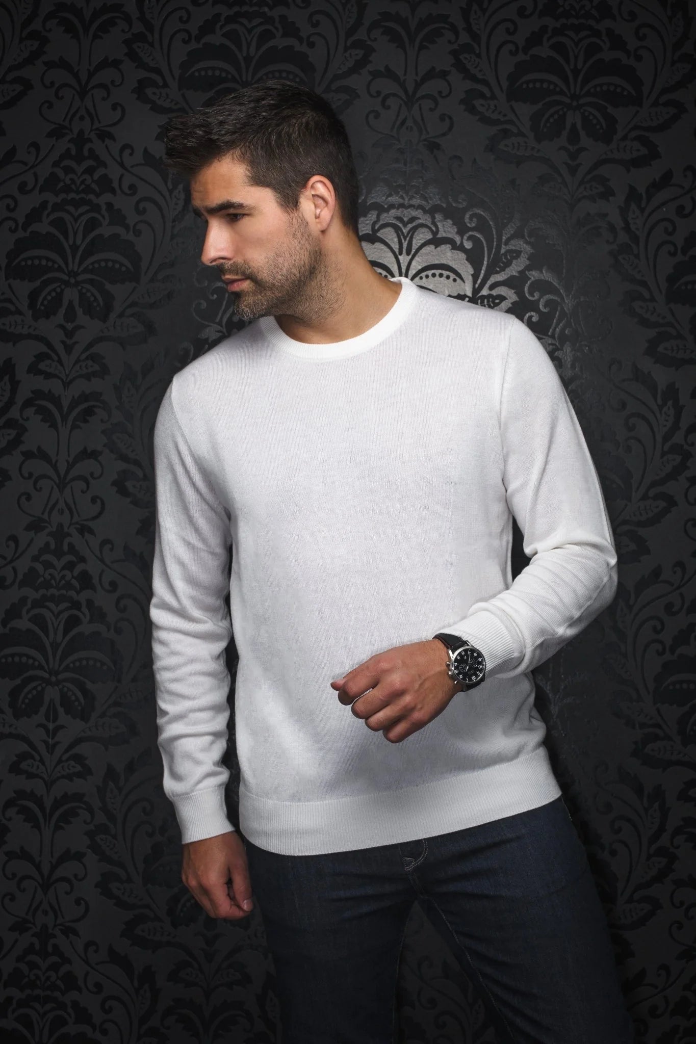 The MARINI sweater offers an elegant round neck and is crafted from an extra-fine merino wool blend. It features a rib-knit round neck, cuffs and Size for a comfortable fit. The sweater is made from a high-twist yarn, which not only enhances its durability, but also allows for breathability and makes it hygroscopic, capable of effectively managing moisture. 