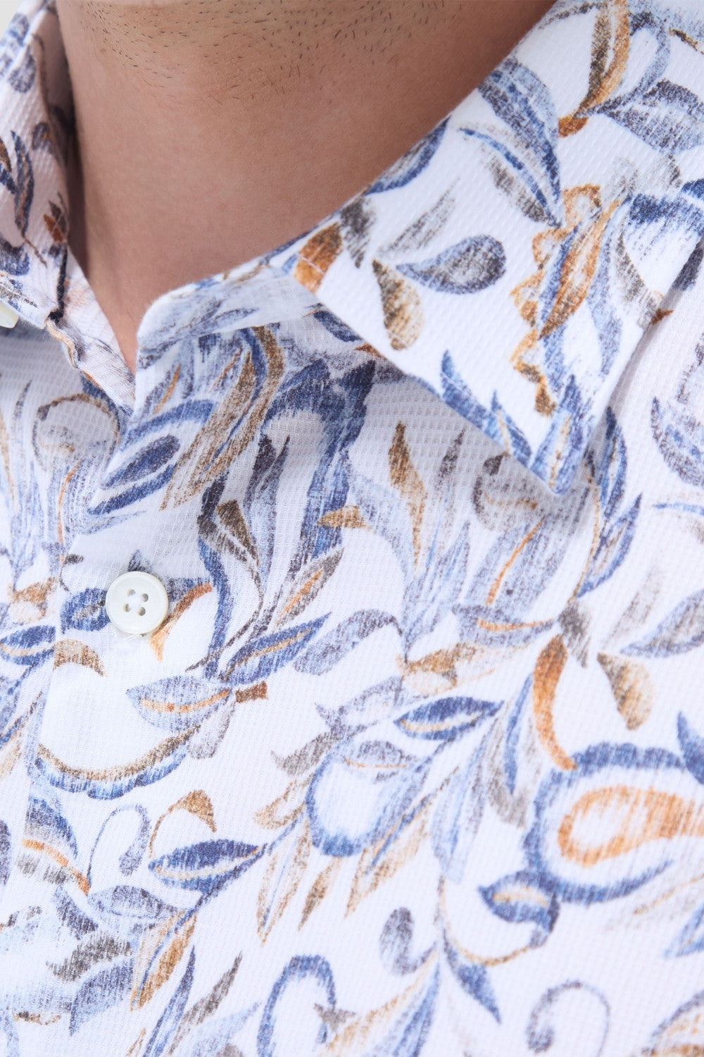 The Julian long-sleeve shirt is crafted from a linen and cotton fabric. It features a point collar, a curved hem that can be worn tucked or untucked, mother-of-pearl buttons, and notched cuffs adjustable for a custom fit-wear them snug or loose. The combination of both fibers balances the crispness of linen with the softness and resilience of cotton to create a comfortable shirt perfect for any occasion.