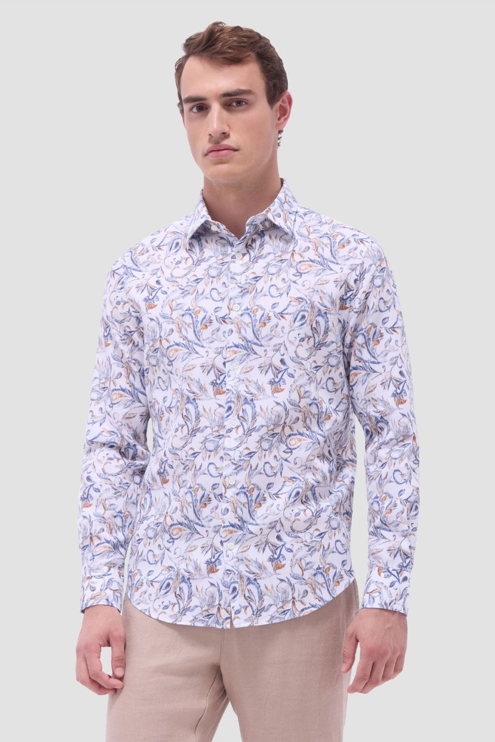 The Julian long-sleeve shirt is crafted from a linen and cotton fabric. It features a point collar, a curved hem that can be worn tucked or untucked, mother-of-pearl buttons, and notched cuffs adjustable for a custom fit-wear them snug or loose. The combination of both fibers balances the crispness of linen with the softness and resilience of cotton to create a comfortable shirt perfect for any occasion.