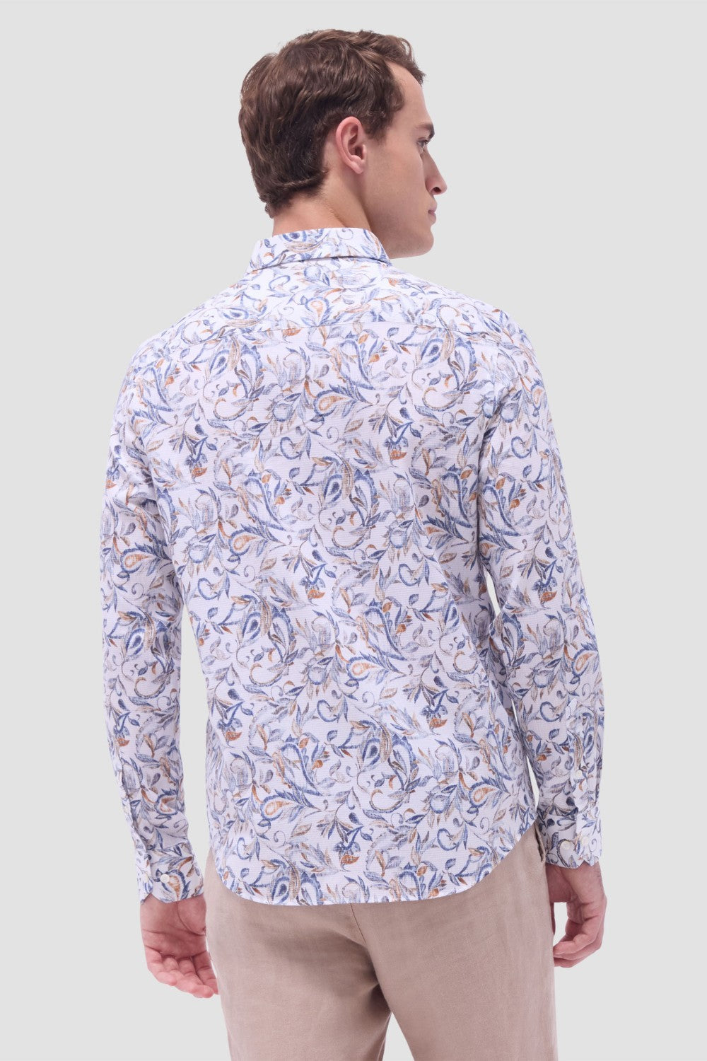 The Julian long-sleeve shirt is crafted from a linen and cotton fabric. It features a point collar, a curved hem that can be worn tucked or untucked, mother-of-pearl buttons, and notched cuffs adjustable for a custom fit-wear them snug or loose. The combination of both fibers balances the crispness of linen with the softness and resilience of cotton to create a comfortable shirt perfect for any occasion.