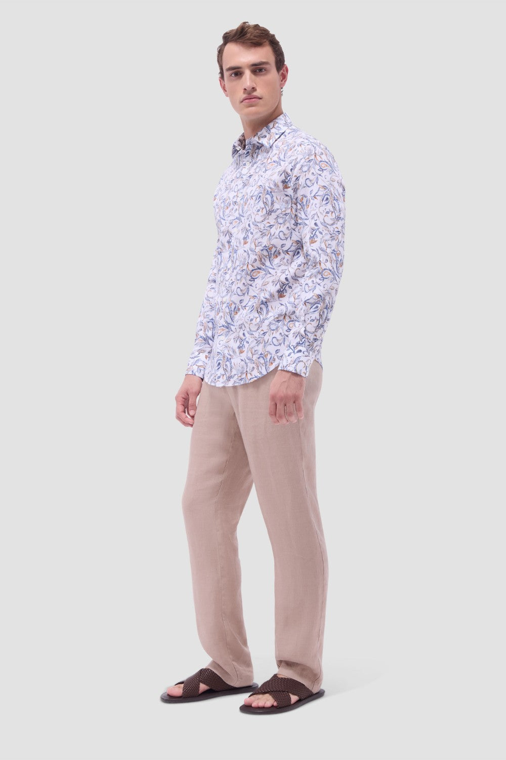 The Julian long-sleeve shirt is crafted from a linen and cotton fabric. It features a point collar, a curved hem that can be worn tucked or untucked, mother-of-pearl buttons, and notched cuffs adjustable for a custom fit-wear them snug or loose. The combination of both fibers balances the crispness of linen with the softness and resilience of cotton to create a comfortable shirt perfect for any occasion.