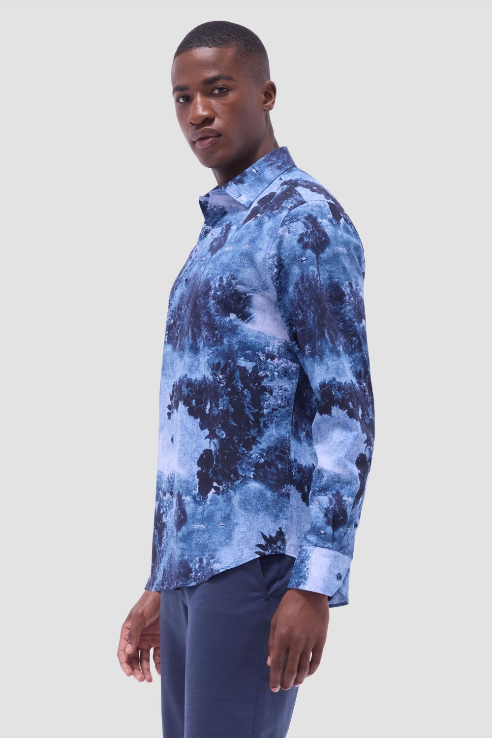 The Julian long-sleeve shirt is crafted from a linen and cotton fabric. It features a point collar, a curved hem that can be worn tucked or untucked, mother-of-pearl buttons, and notched cuffs adjustable for a custom fit-wear them snug or loose. The combination of both fibers balances the crispness of linen with the softness and resilience of cotton to create a comfortable shirt perfect for any occasion.