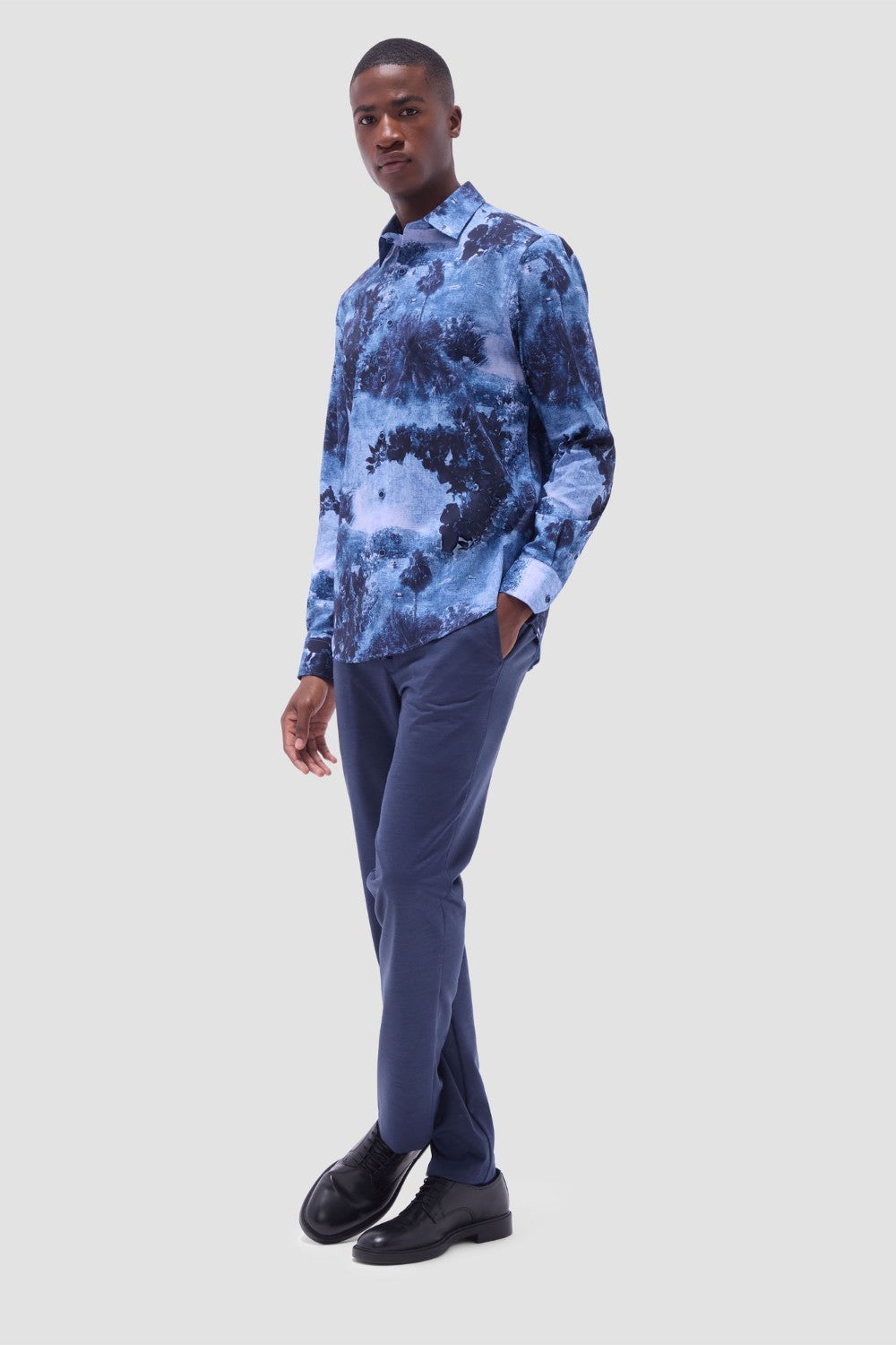 The Julian long-sleeve shirt is crafted from a linen and cotton fabric. It features a point collar, a curved hem that can be worn tucked or untucked, mother-of-pearl buttons, and notched cuffs adjustable for a custom fit-wear them snug or loose. The combination of both fibers balances the crispness of linen with the softness and resilience of cotton to create a comfortable shirt perfect for any occasion.