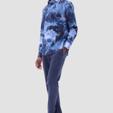 The Julian long-sleeve shirt is crafted from a linen and cotton fabric. It features a point collar, a curved hem that can be worn tucked or untucked, mother-of-pearl buttons, and notched cuffs adjustable for a custom fit-wear them snug or loose. The combination of both fibers balances the crispness of linen with the softness and resilience of cotton to create a comfortable shirt perfect for any occasion.