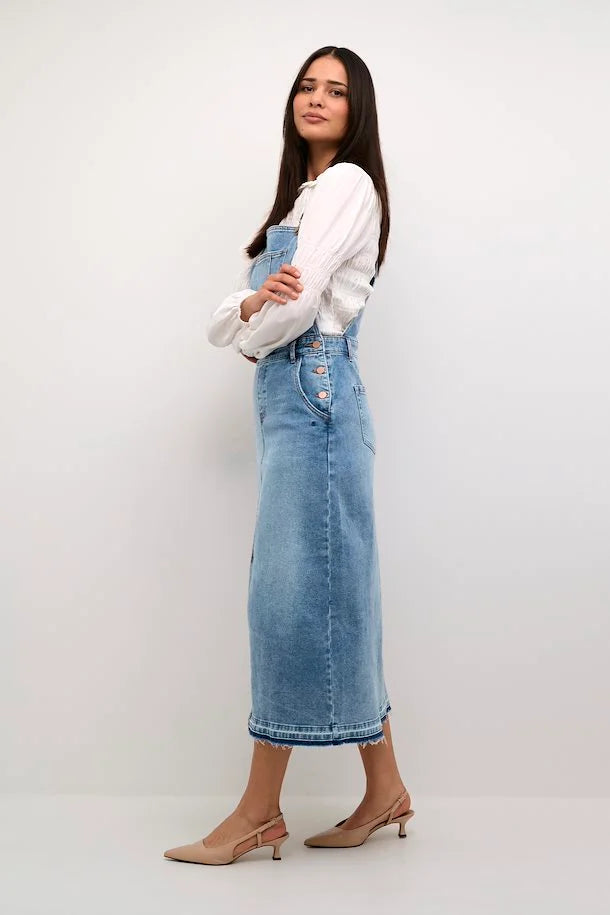 The denim dress is a classic choice, offering a flattering regular waist and ankle-length design. Featuring a sleeveless cut, it's crafted for a chic and effortless style. The material blend ensures durability and slight stretch for a fit that's tailored to you.