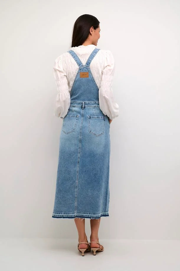 The denim dress is a classic choice, offering a flattering regular waist and ankle-length design. Featuring a sleeveless cut, it's crafted for a chic and effortless style. The material blend ensures durability and slight stretch for a fit that's tailored to you.