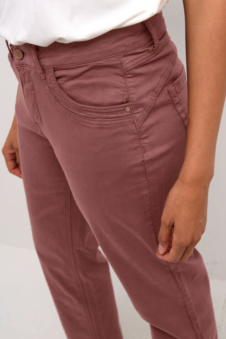 Discover the exceptional comfort and style of the Cream Ann Straight Leg Twill - Coco Fit. Made with a high-quality cotton blend, these coloured denim pants offer a luxurious feel and a flattering fit. Perfect for any casual occasion, these pants are a must-have for any wardrobe.