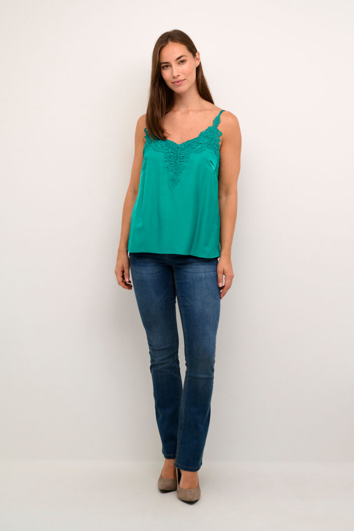 A basic wardrobe essential with an elevated look! The Cream Anna Top is a cami you’re sure to love – it features a gorgeous green colour and its comfortable, adjustable straps make it a top that's sure to win you over. Classy enough for a meeting, yet fun enough for drinks with friends? Yes please!