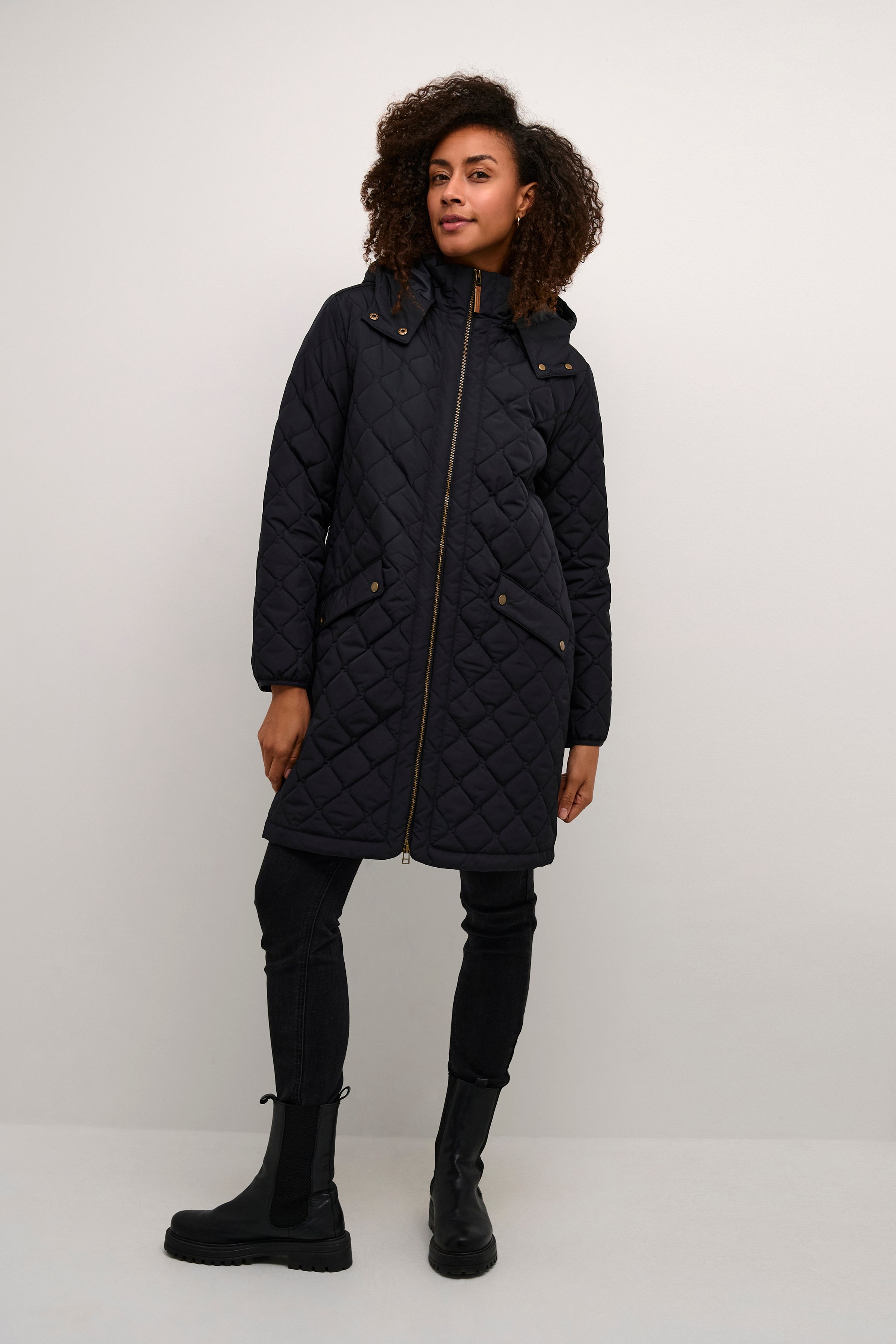 Crafted with a loose fit design, this midi-length coat features long sleeves and is woven from top-tier material. This elegant piece provides a balanced blend of style and function, making it ideal for a range of settings.