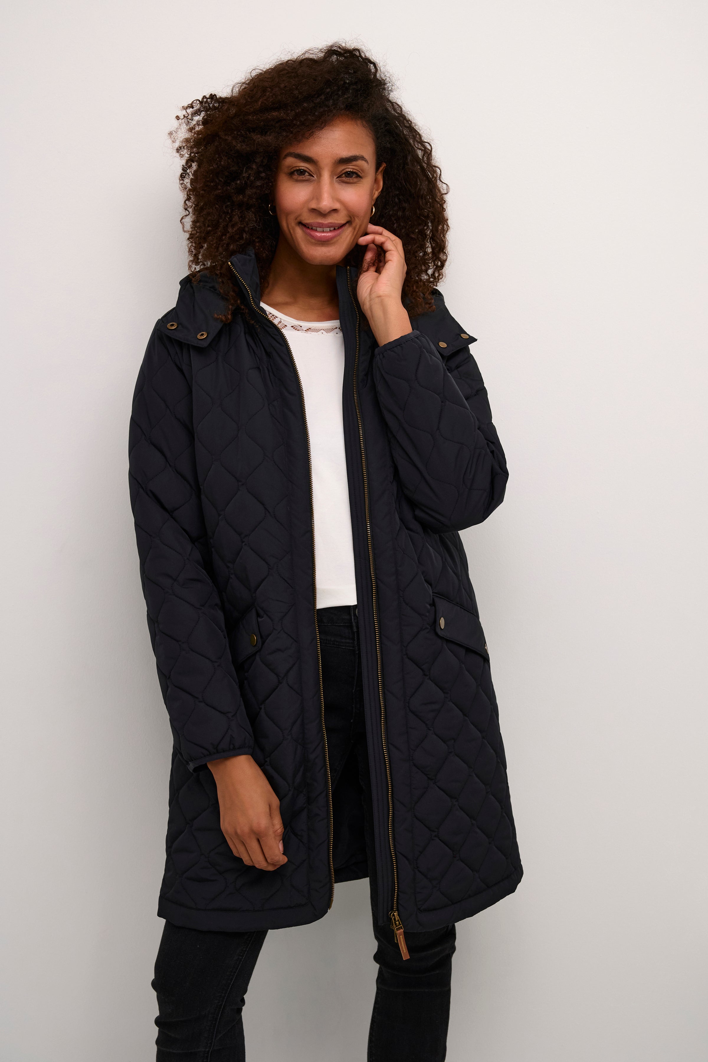 Crafted with a loose fit design, this midi-length coat features long sleeves and is woven from top-tier material. This elegant piece provides a balanced blend of style and function, making it ideal for a range of settings.