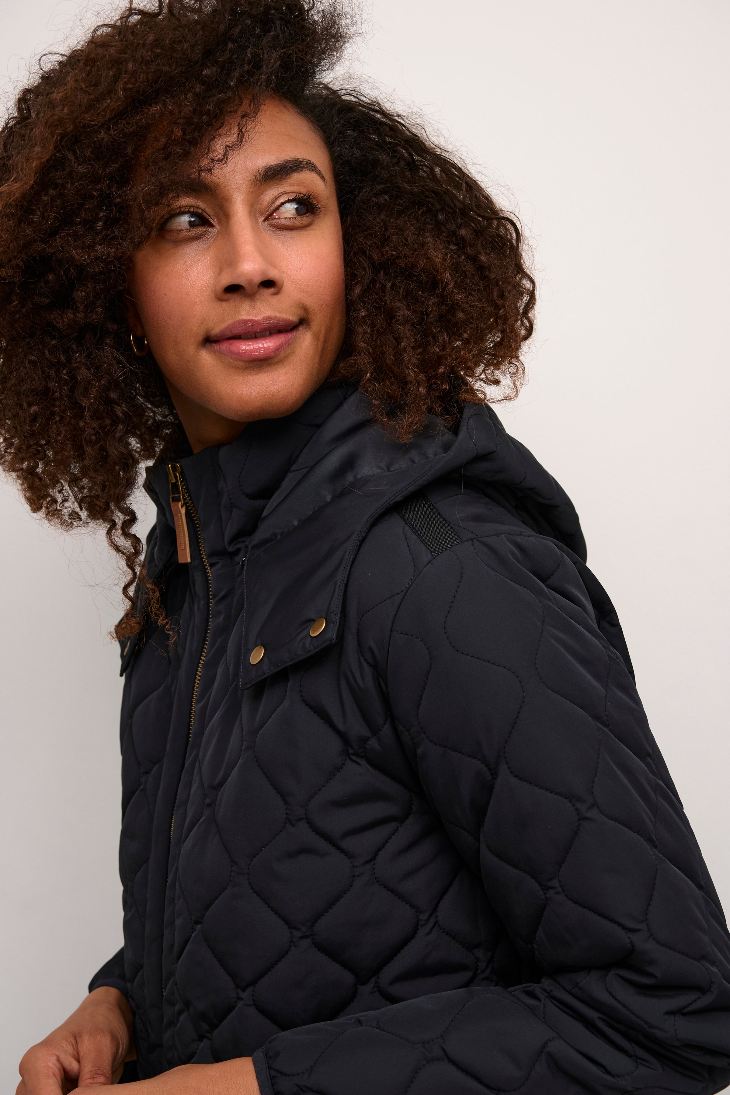 Crafted with a loose fit design, this midi-length coat features long sleeves and is woven from top-tier material. This elegant piece provides a balanced blend of style and function, making it ideal for a range of settings.
