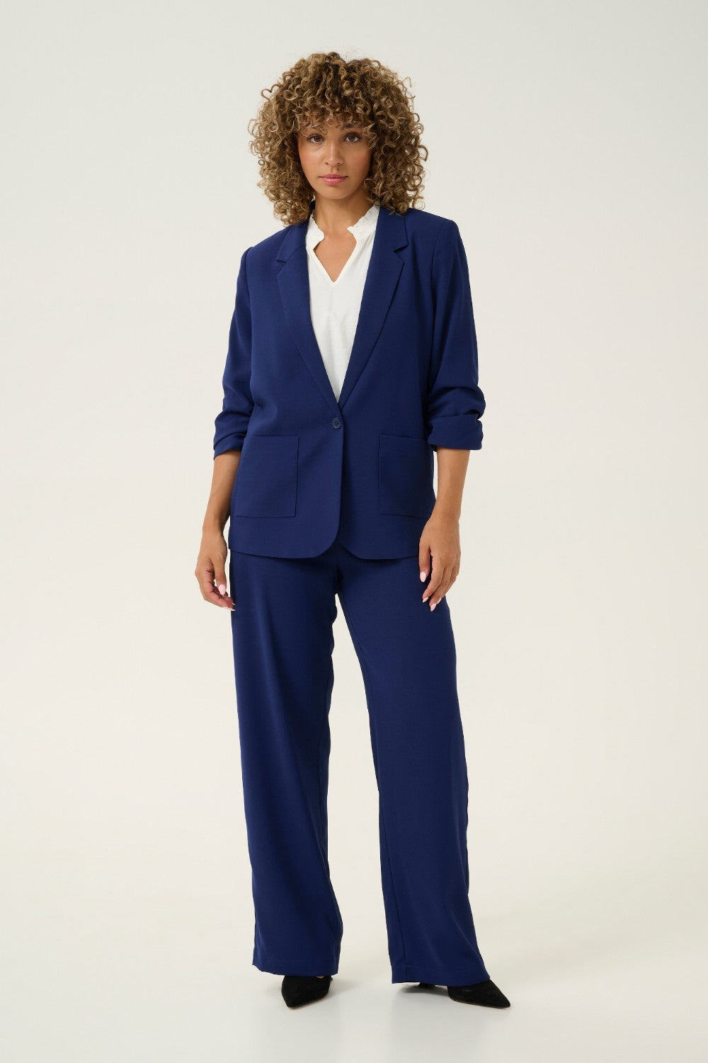 The Cream Cocamia Blazer is a versatile addition to any wardrobe. Perfect for the office or a casual outing, this blazer effortlessly pairs with both work wear and denim. A must-have for those looking for stylish and practical options.