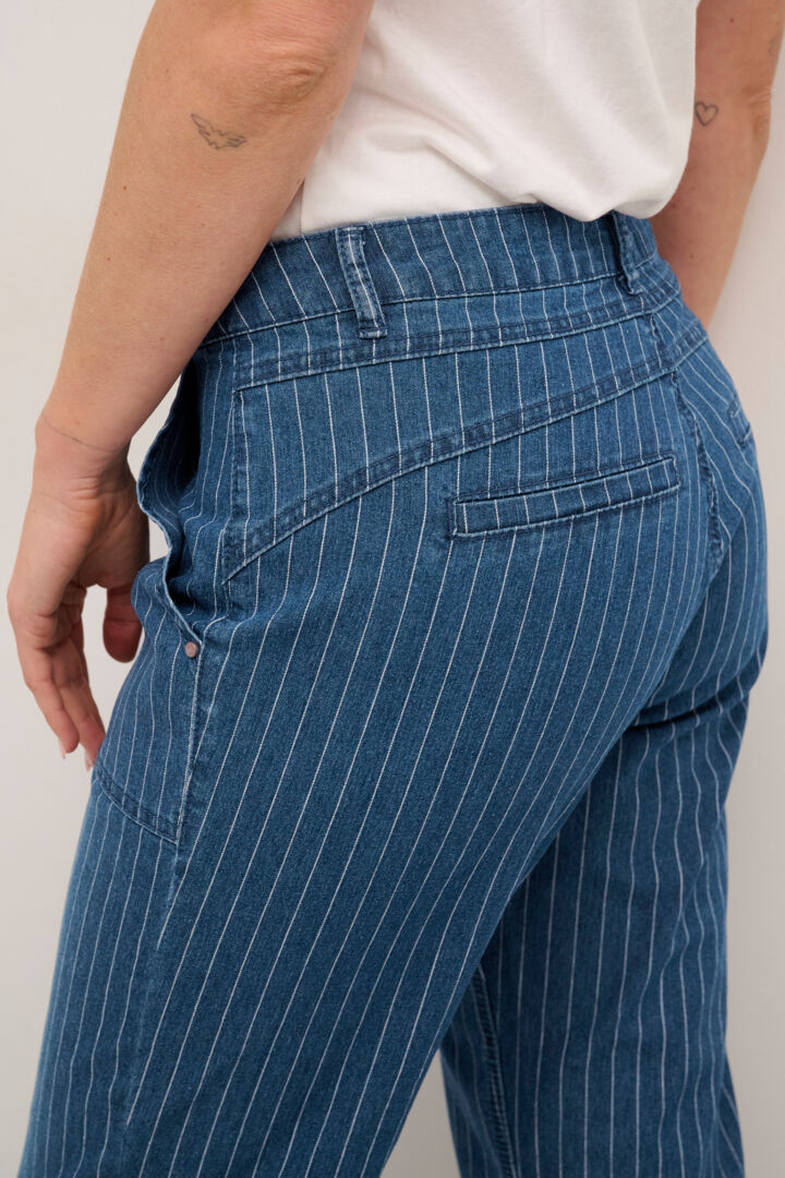 Introducing our Coco Fit Cream Frida Jeans, featuring a timeless white pinstripe design and a soft, comfortable fit. Expertly crafted to enhance your style and provide all-day comfort. Upgrade your wardrobe with these must-have jeans.