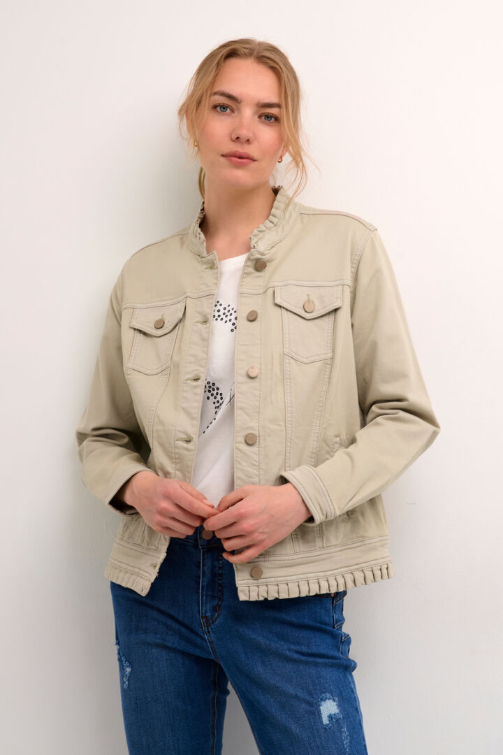 The Cream Nuka Jogdenim Jacket features a feather gray colour that adds a neutral touch to any outfit. The feminine ruffle detail along the collar and bottom adds a sophisticated flair. Made with 98% cotton and 2% elastane, this jacket offers comfort and durability.