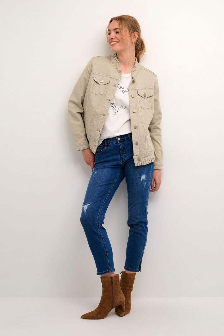 The Cream Nuka Jogdenim Jacket features a feather gray colour that adds a neutral touch to any outfit. The feminine ruffle detail along the collar and bottom adds a sophisticated flair. Made with 98% cotton and 2% elastane, this jacket offers comfort and durability.