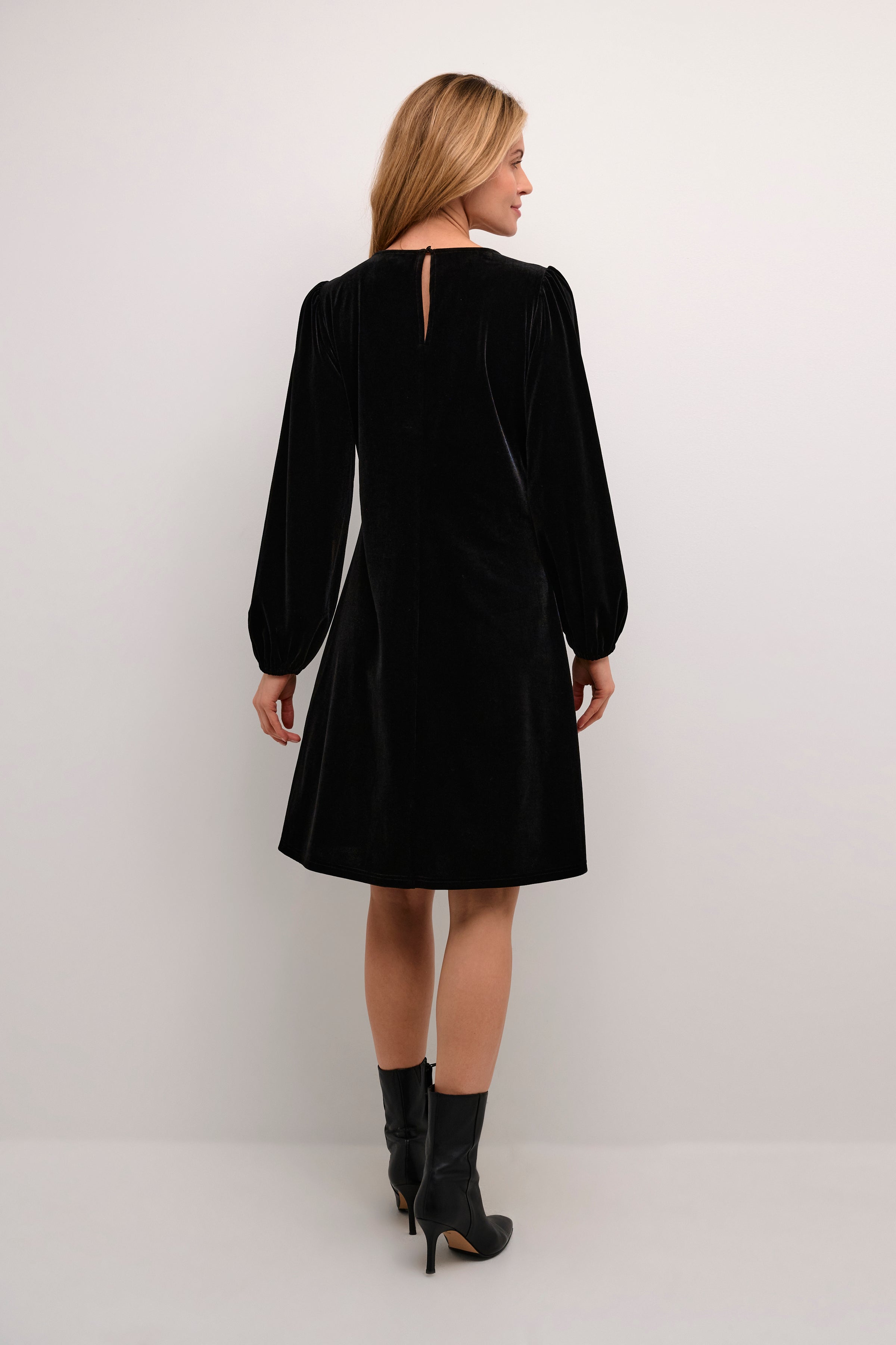 This elegant Cream Pativa Dress is perfect for special occasions with its long sleeves and v-neck design. Made of velour, it provides warmth and comfort while still being stylish. Dress to impress with this must-have dress.