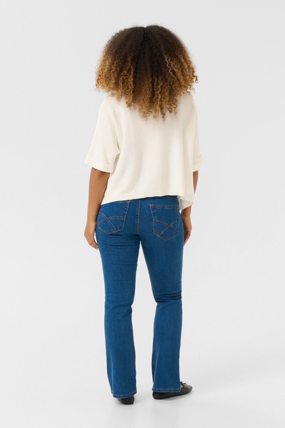 Our Cream Sillar Knit Bolero is back by popular demand! Made from 100% cotton, this cardigan makes layering easy and stylish. Perfect for any occasion, it's a must-have for your wardrobe.