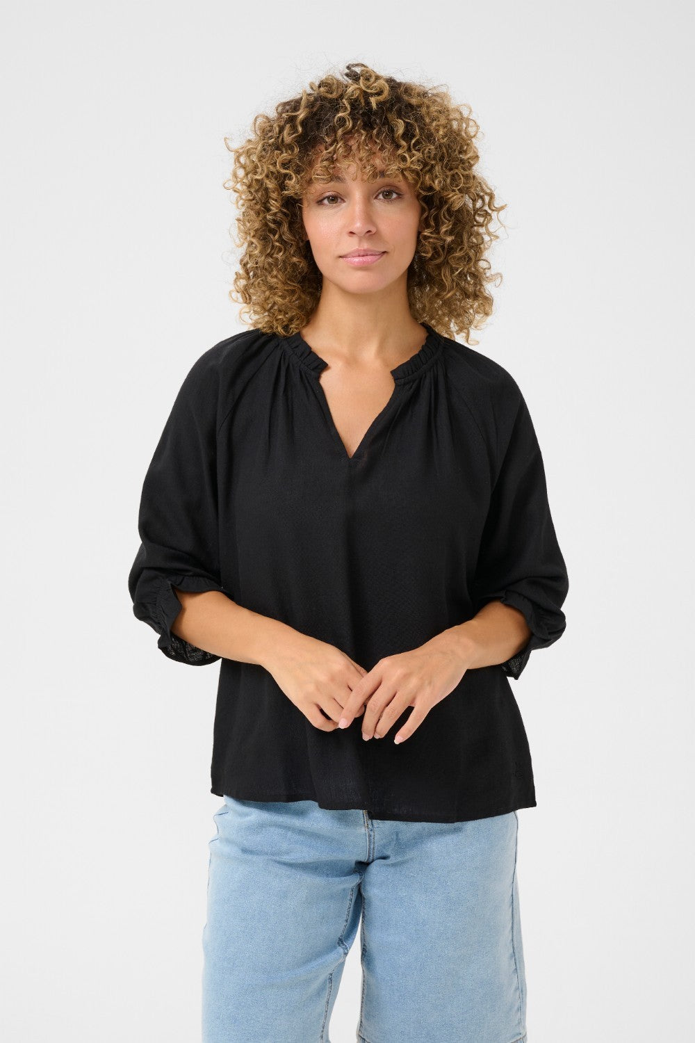 As a linen blend blouse, the Cream Venta Blouse is perfect for staying cool in the summer. Its black colour also makes it versatile for any occasion. Stay stylish and comfortable with this must-have piece.