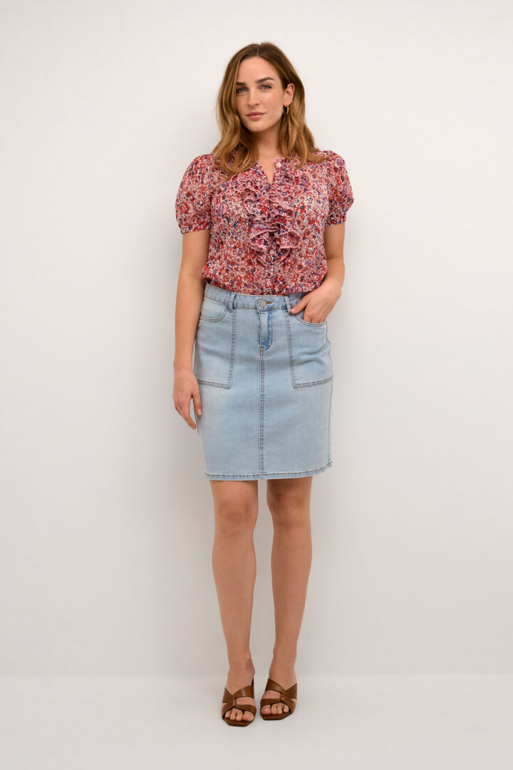 Get ready to strut your stuff in the Cream Zelina Denim Skirt! This knee-length skirt features a pork chop pocket and convenient belt loops. The subtle colour stitch detail on the back pockets adds a touch of playfulness to your look. Say hello to your new go-to skirt!