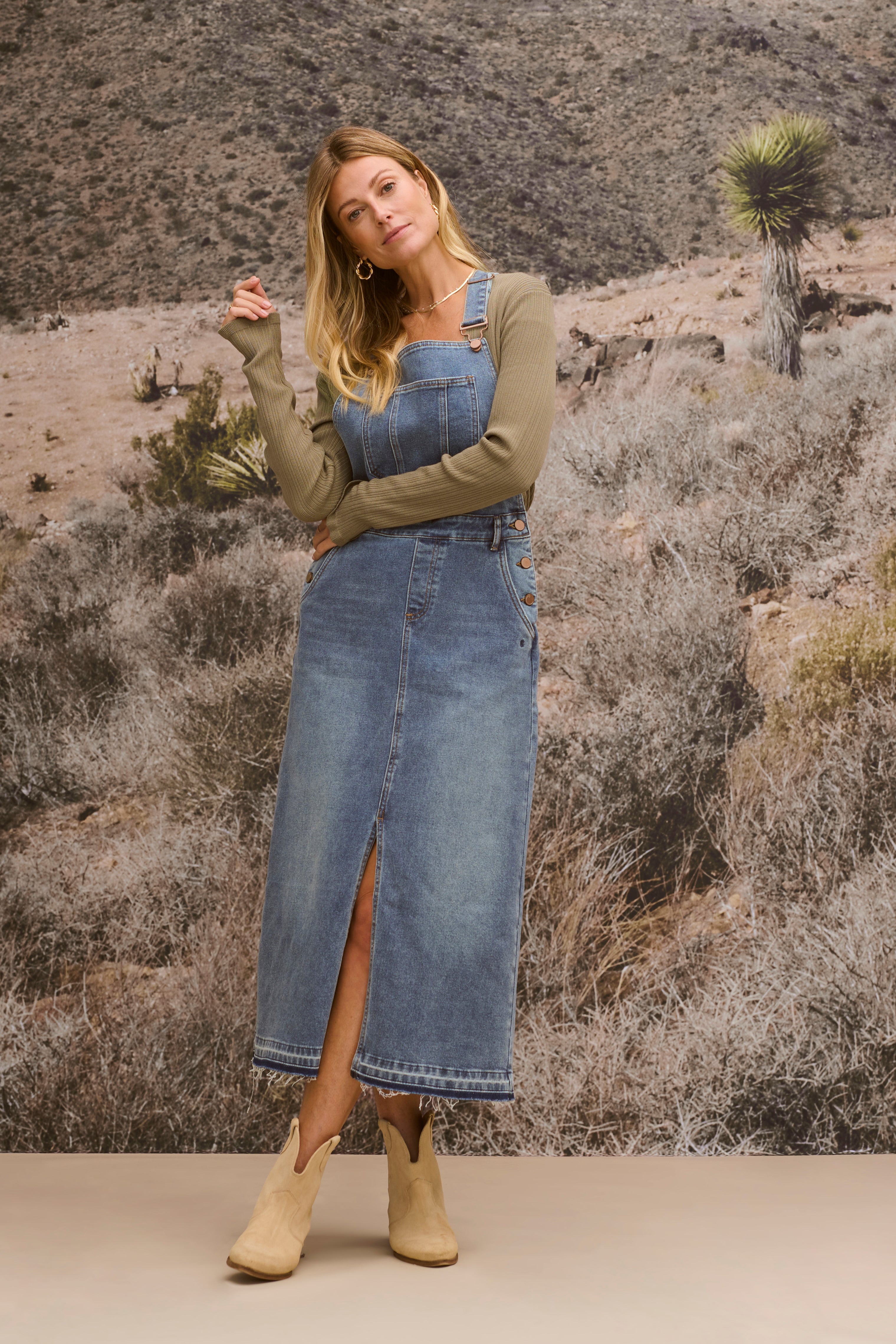 The denim dress is a classic choice, offering a flattering regular waist and ankle-length design. Featuring a sleeveless cut, it's crafted for a chic and effortless style. The material blend ensures durability and slight stretch for a fit that's tailored to you.