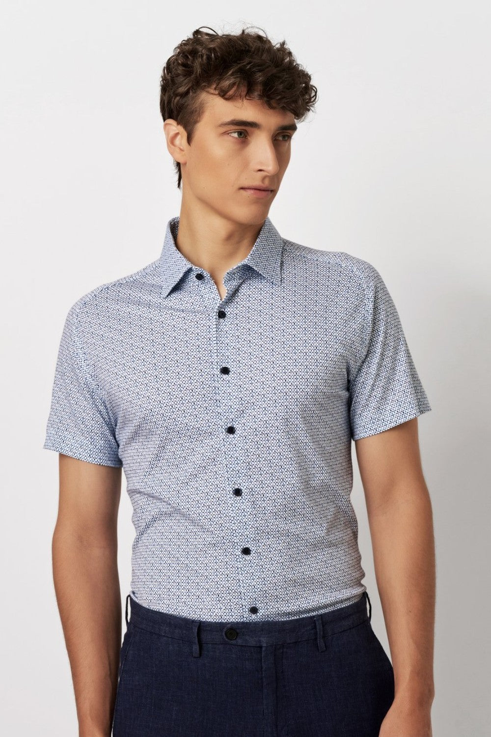 FEEL FLEXIBLE
• Jersey shirt with Kent collar
• Slim Fit with maximum comfort
• Unique cut for unlimited freedom of movement
• Smooth button placket
• Raglan sleeves without annoying seams
• Rounded back yoke