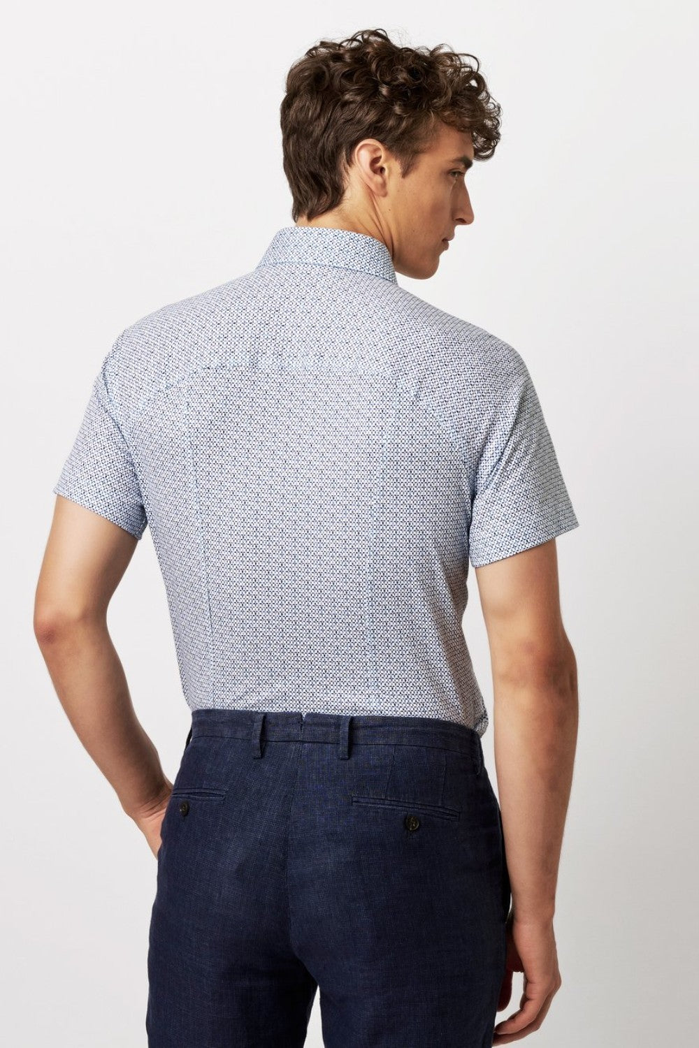 FEEL FLEXIBLE
• Jersey shirt with Kent collar
• Slim Fit with maximum comfort
• Unique cut for unlimited freedom of movement
• Smooth button placket
• Raglan sleeves without annoying seams
• Rounded back yoke