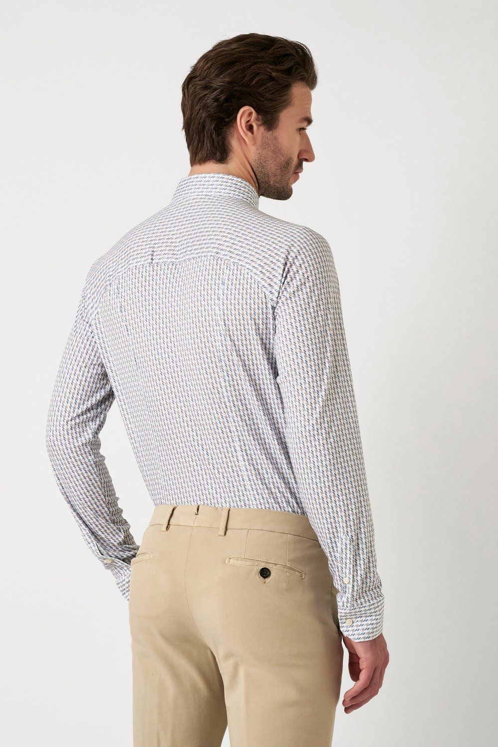 The Desoto Print Short Sleeve Kent Collar is a jersey shirt designed for maximum comfort, featuring a unique cut that allows for unlimited freedom of movement. Enjoy unparalleled comfort and ease of movement with this expertly designed jersey shirt.