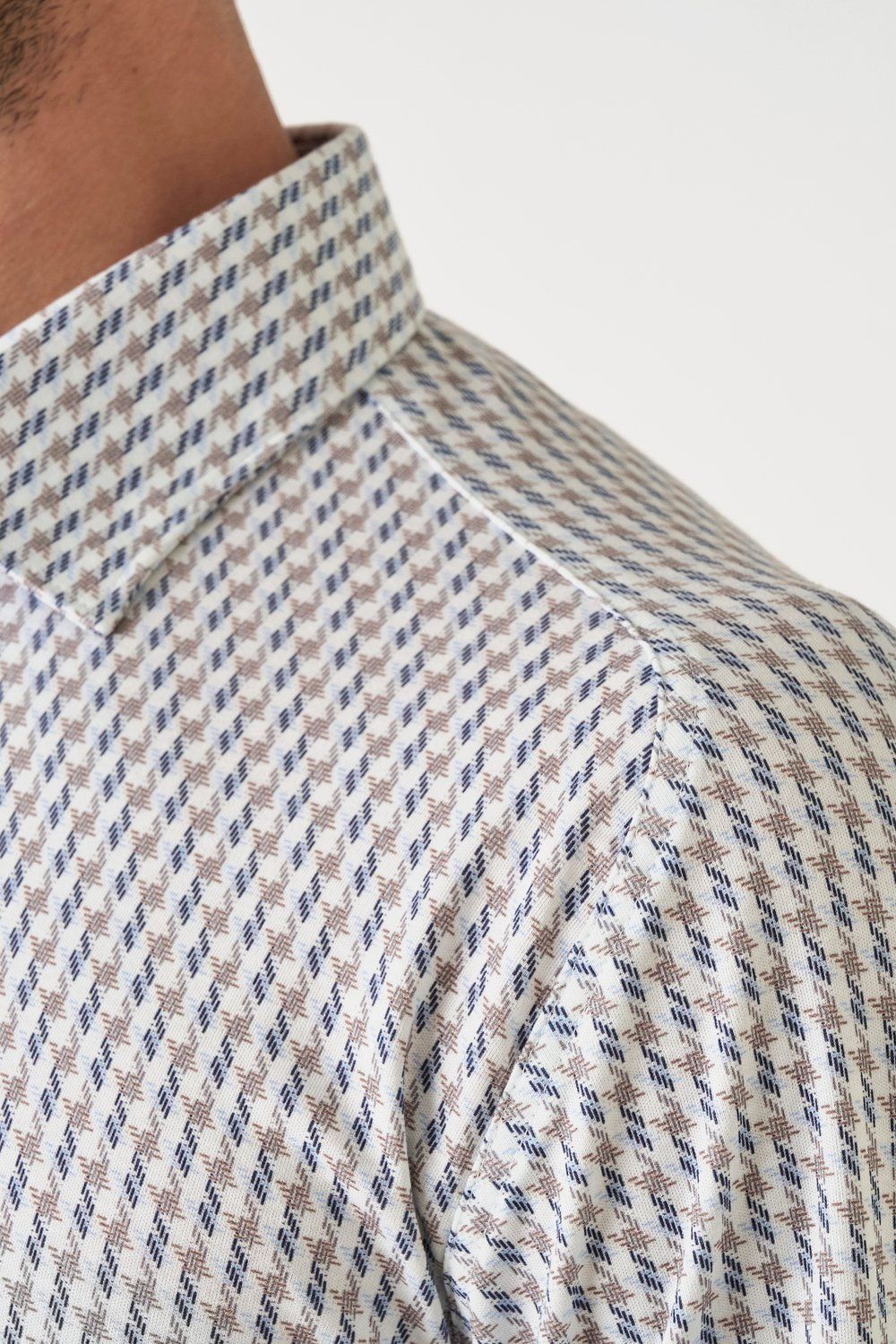 The Desoto Print Short Sleeve Kent Collar is a jersey shirt designed for maximum comfort, featuring a unique cut that allows for unlimited freedom of movement. Enjoy unparalleled comfort and ease of movement with this expertly designed jersey shirt.