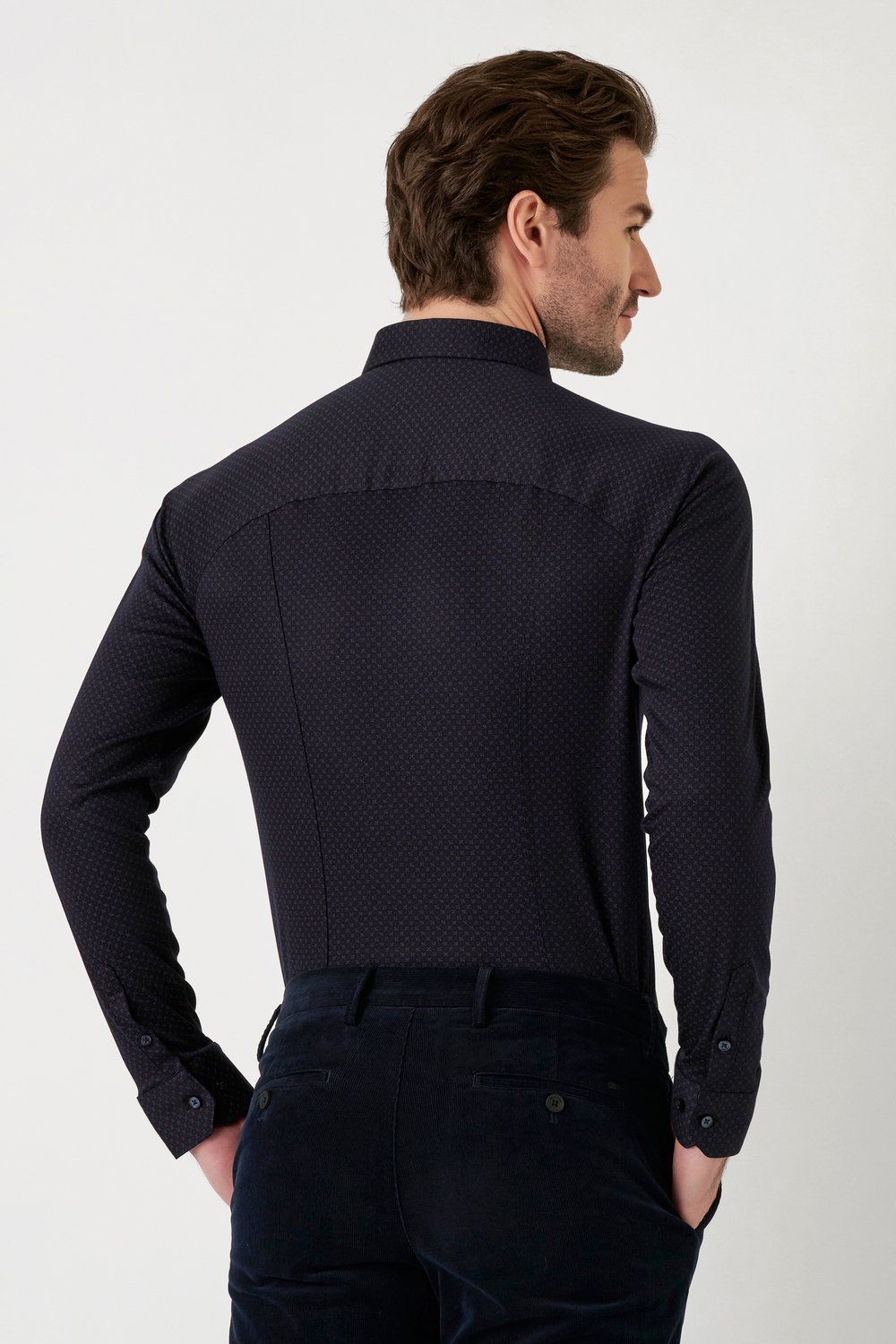 The Desoto Print Short Sleeve Kent Collar is a jersey shirt designed for maximum comfort, featuring a unique cut that allows for unlimited freedom of movement. Enjoy unparalleled comfort and ease of movement with this expertly designed jersey shirt