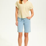 Transform your summer wardrobe with the FDJ Olivia Bermuda shorts. Made with comfortable stretch denim and featuring a removable belt, these bermudas provide both style and versatility. Perfect for any casual occasion!