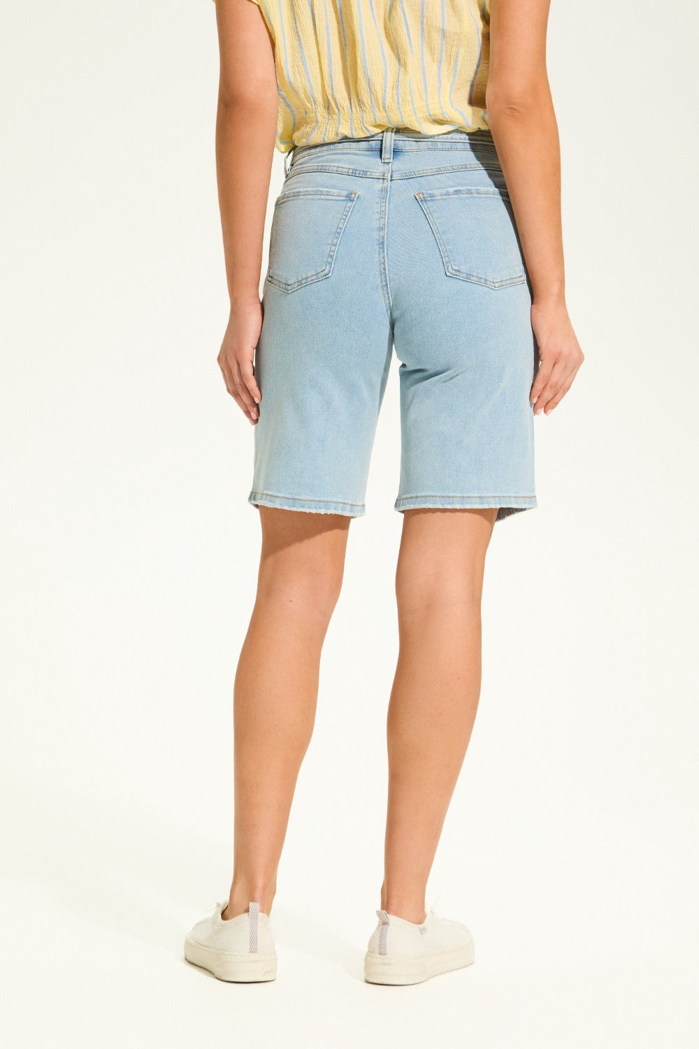 Transform your summer wardrobe with the FDJ Olivia Bermuda shorts. Made with comfortable stretch denim and featuring a removable belt, these bermudas provide both style and versatility. Perfect for any casual occasion!