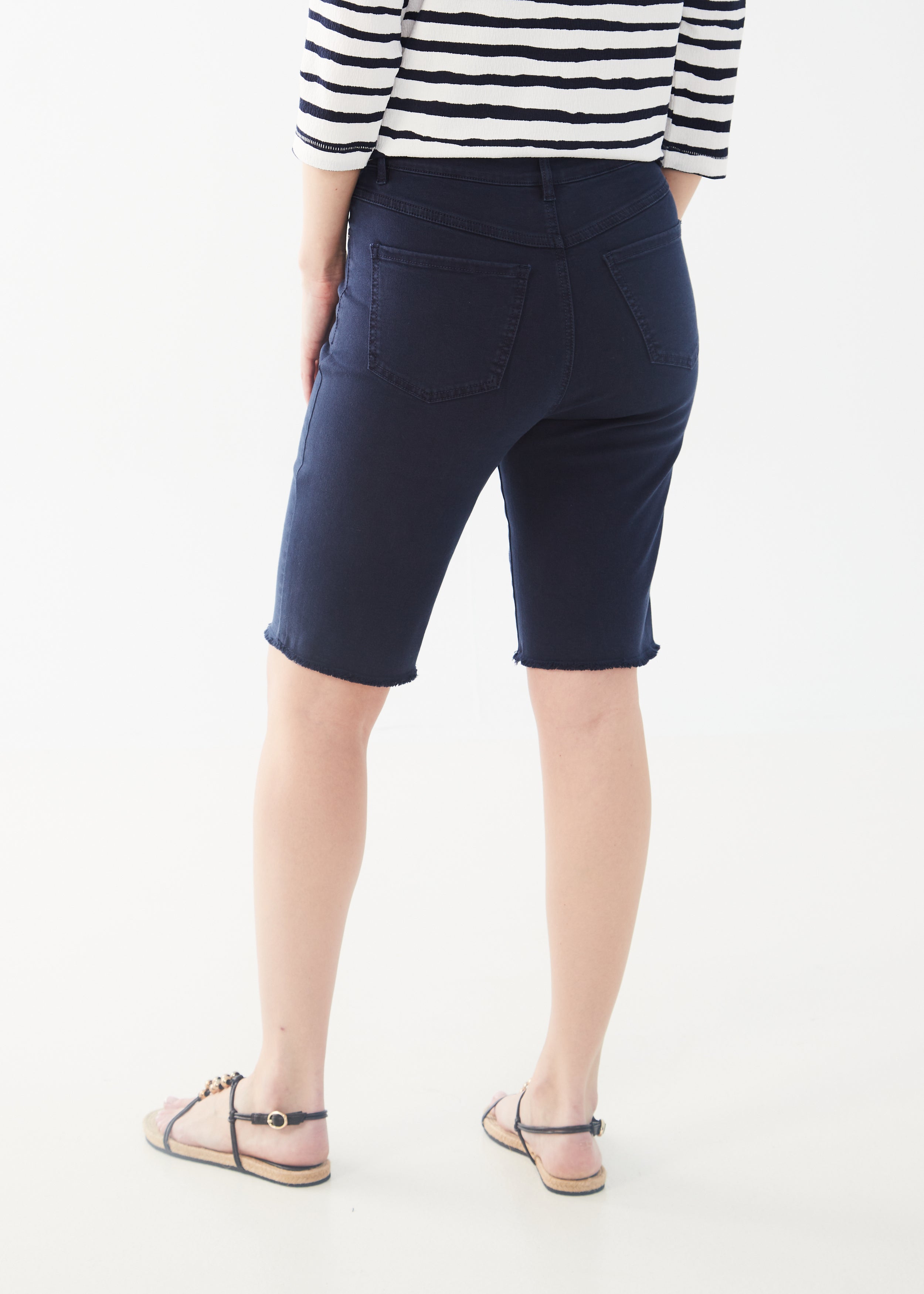 Effortlessly stylish and comfortable, the FDJ Suzanne Bermuda Short in navy is a must-have for any wardrobe.
