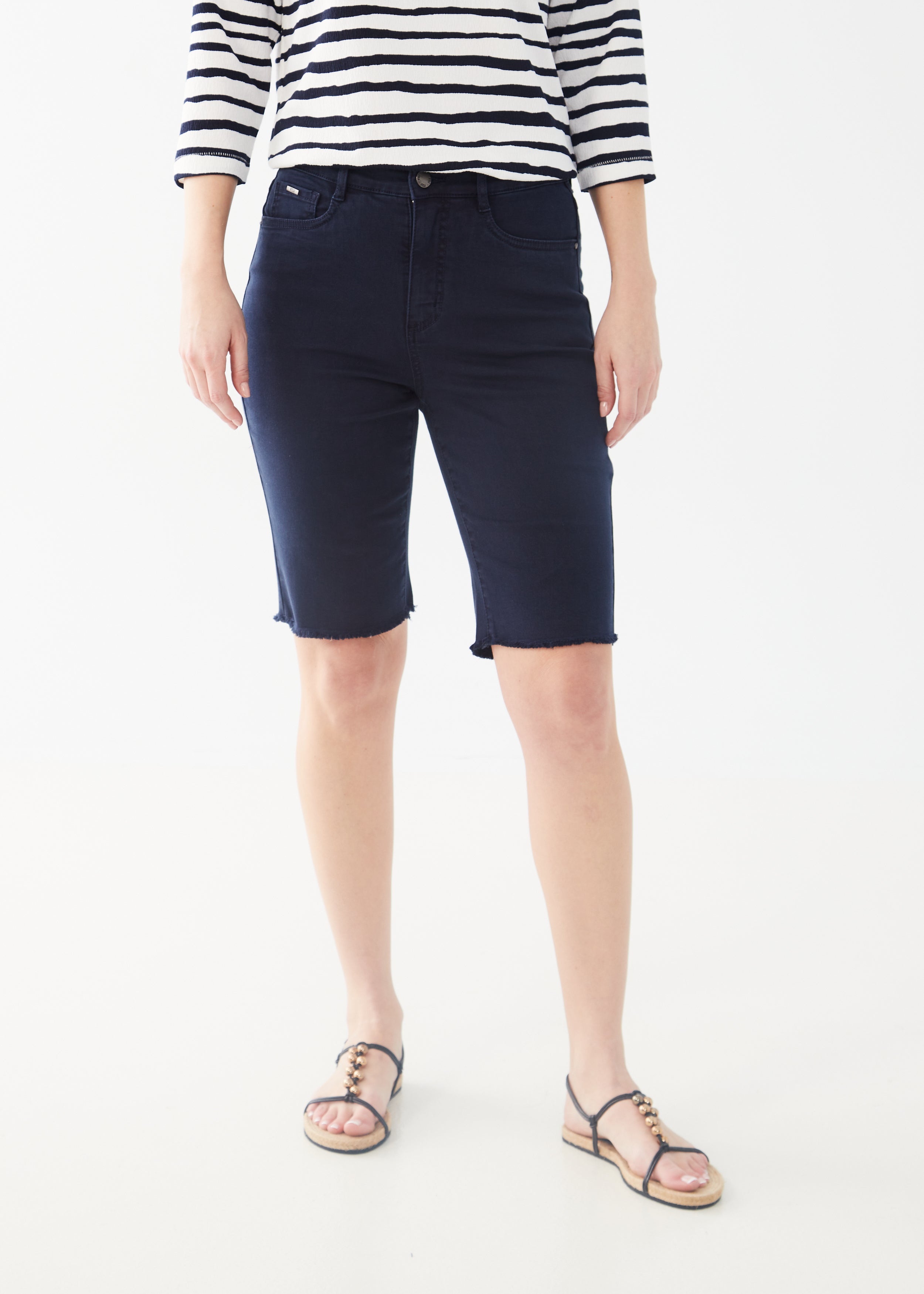 Effortlessly stylish and comfortable, the FDJ Suzanne Bermuda Short in navy is a must-have for any wardrobe.