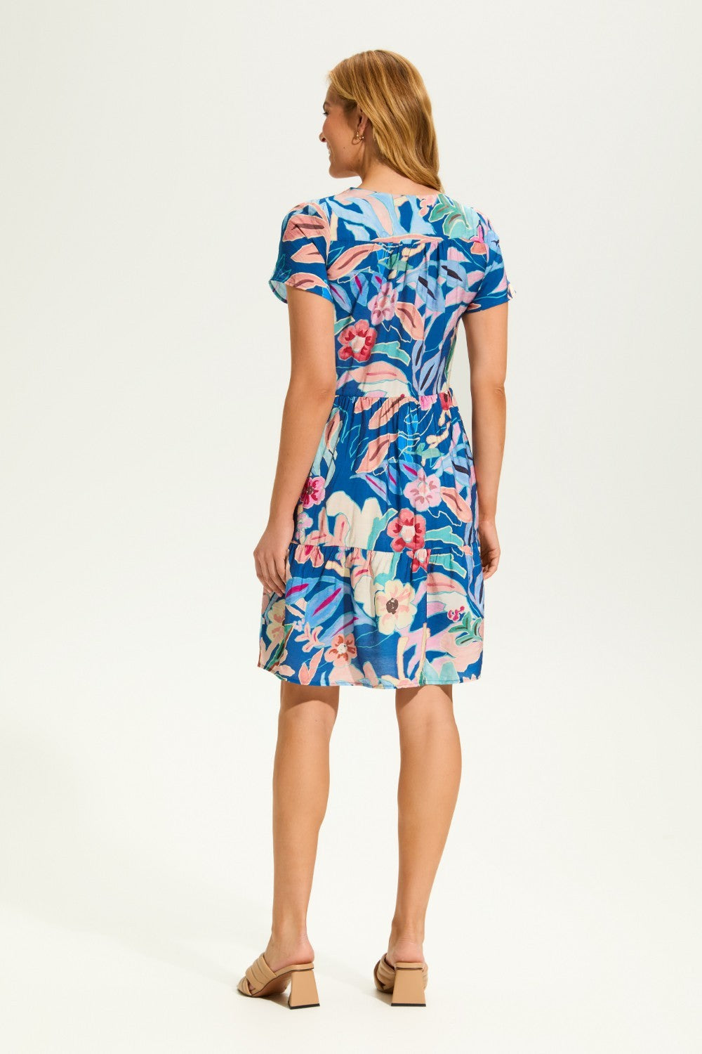 Introducing the FDJ Crinkle Tiered Shift Dress, the perfect lightweight dress to add a pop of colour and pretty floral design to your wardrobe. With the added convenience of pockets, this dress is not only stylish but also functional. Upgrade your look with this versatile piece.