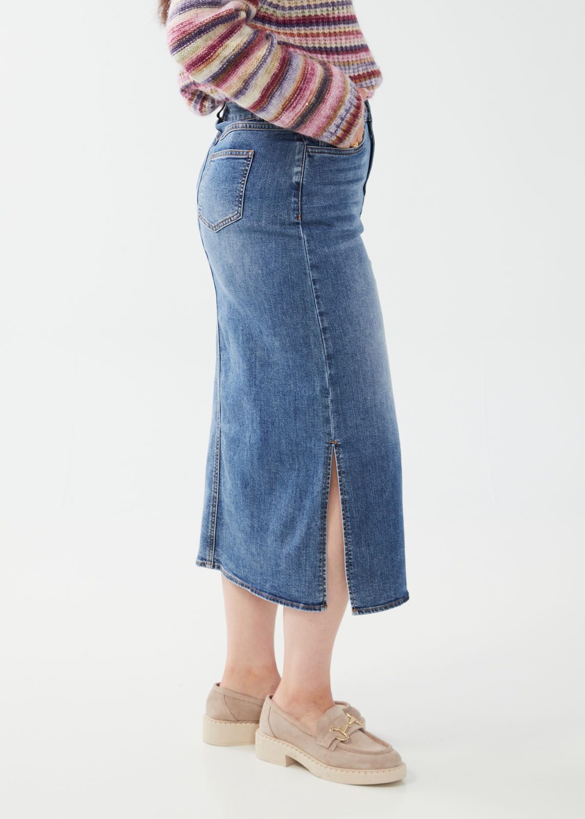 Stay ahead of the style trends with our FDJ Column Skirt With Slits! This boho-chic skirt will provide you with a look like no other.