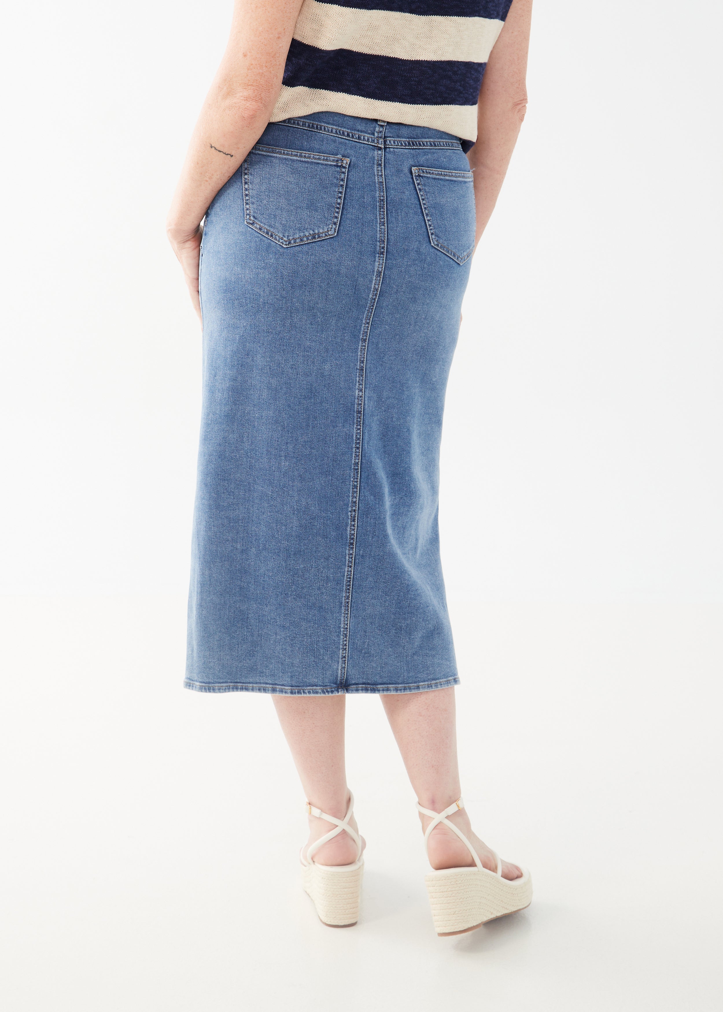 Stay ahead of the style trends with our FDJ Column Skirt With Slits! This boho-chic skirt will provide you with a look like no other. From a picnic in the park to a night out on the town, you'll be sure to maxi-mize your style with this statement-making piece!