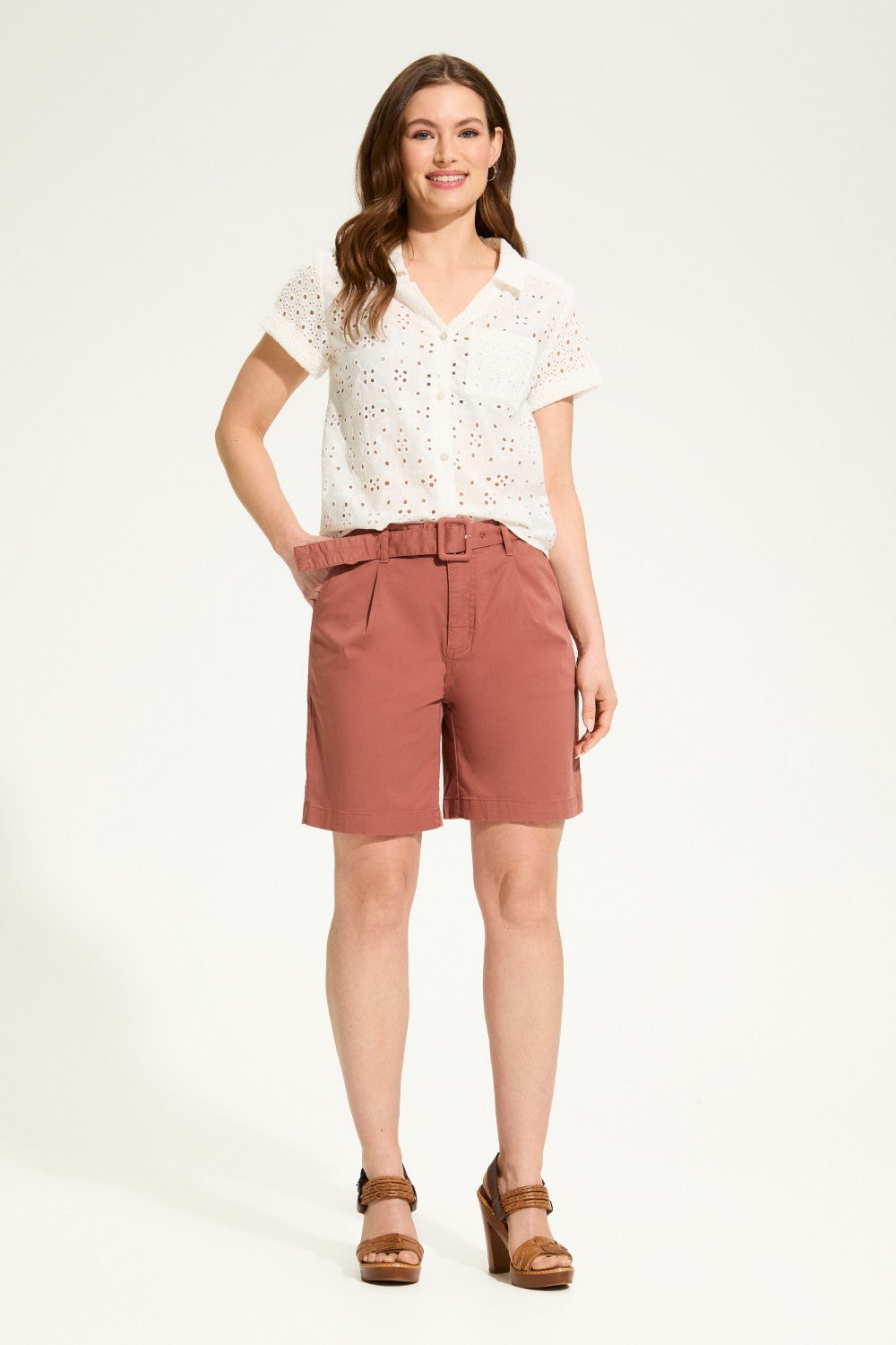 This 100% cotton top exudes effortless style with its eyelet lace detailing and playful tie at the front. A versatile choice for any casual occasion.