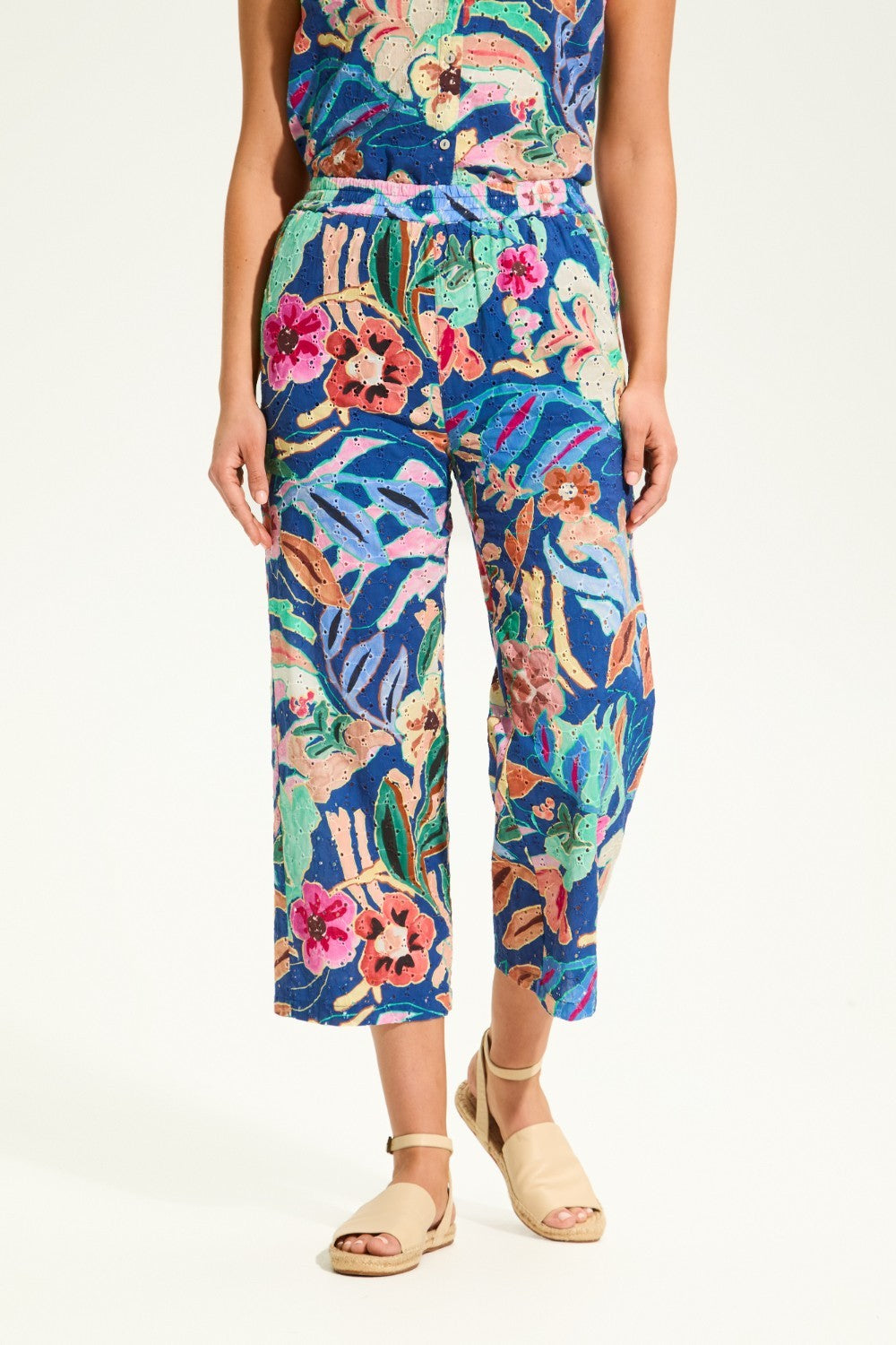 Get ready to bloom with the FDJ Eyelet Pull-On Crop Wide Leg! Made with 100% cotton, these pants offer comfort and style. The eye-catching floral design adds a pop of colour to any outfit, making you stand out from the crowd. Perfect for those looking for a playful touch to their wardrobe.