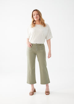 The FDJ Olivia Wide Crop jeans have a mid-rise and come in a beautiful fern green colour. These stylish jeans offer a comfortable fit with a flattering silhouette.