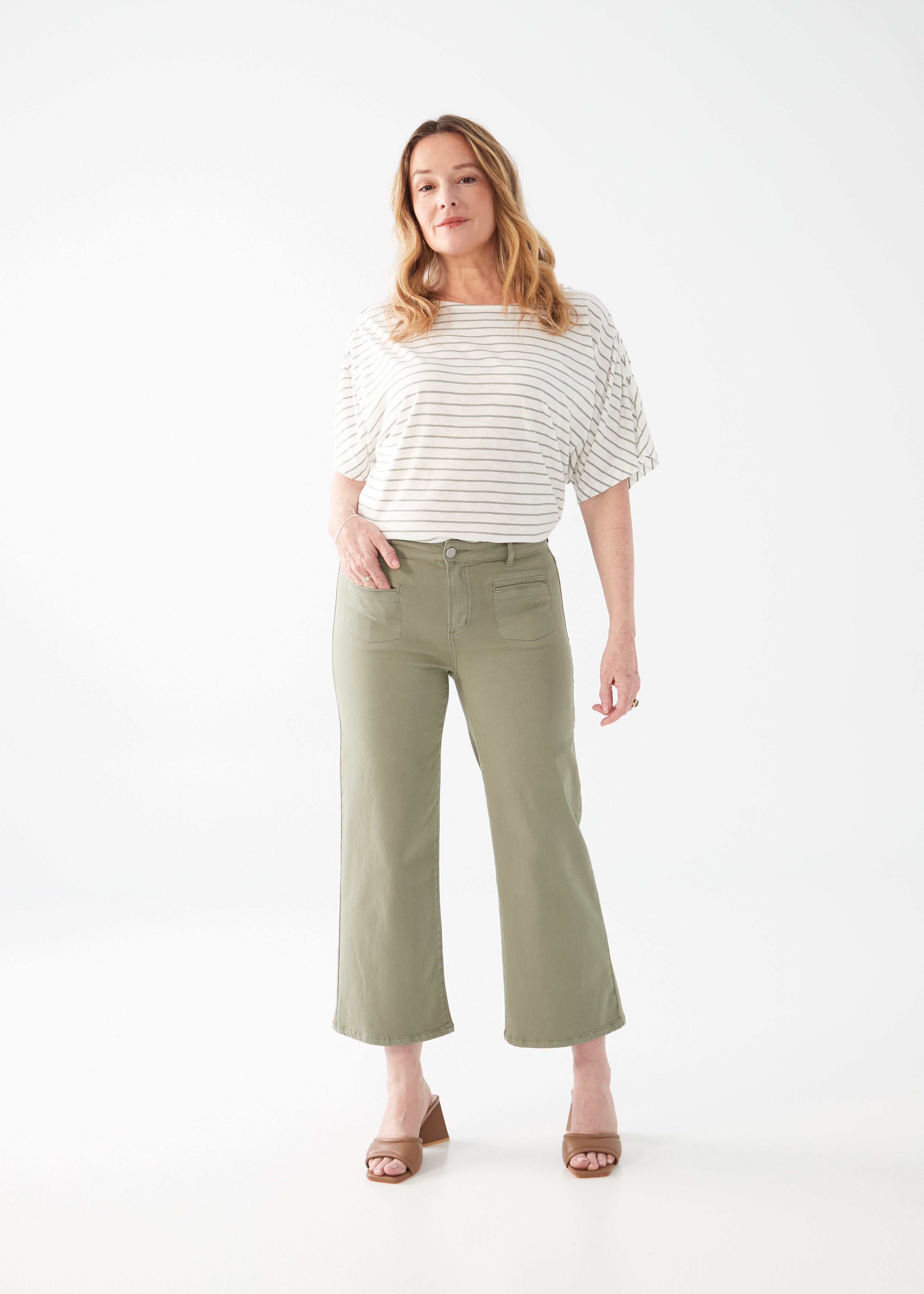 The FDJ Olivia Wide Crop jeans have a mid-rise and come in a beautiful fern green colour. These stylish jeans offer a comfortable fit with a flattering silhouette.