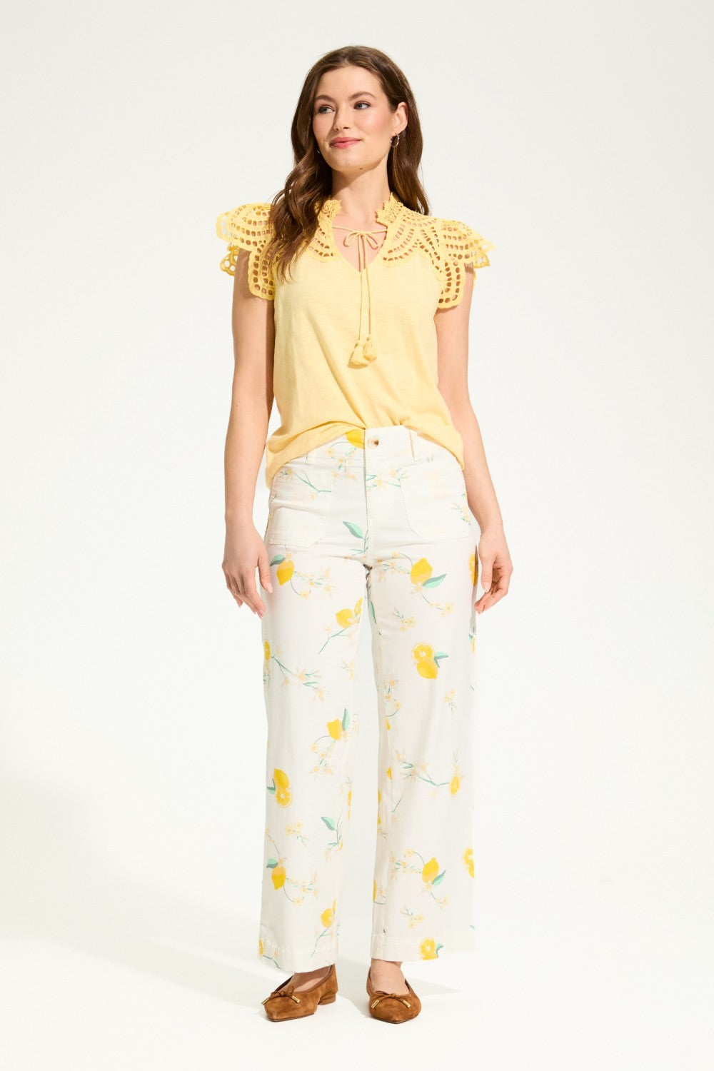 Add some zest to your wardrobe with FDJ Printed Olivia Wide Ankle pants. The cheerful lemon print will brighten up your day (and your outfit)! Perfect for those who want to add a bit of fun to their style.