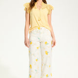 Add some zest to your wardrobe with FDJ Printed Olivia Wide Ankle pants. The cheerful lemon print will brighten up your day (and your outfit)! Perfect for those who want to add a bit of fun to their style.