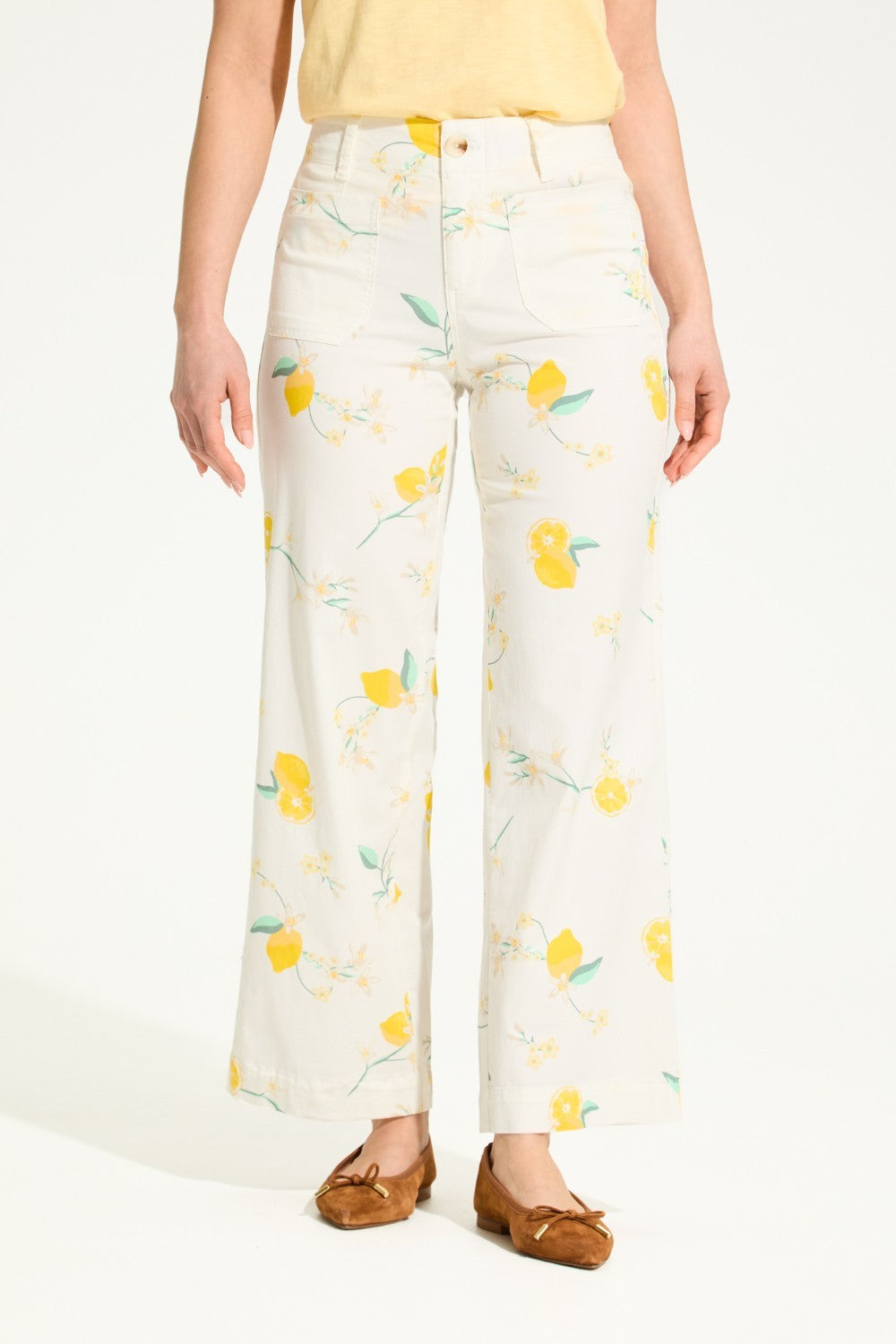 Add some zest to your wardrobe with FDJ Printed Olivia Wide Ankle pants. The cheerful lemon print will brighten up your day (and your outfit)! Perfect for those who want to add a bit of fun to their style.